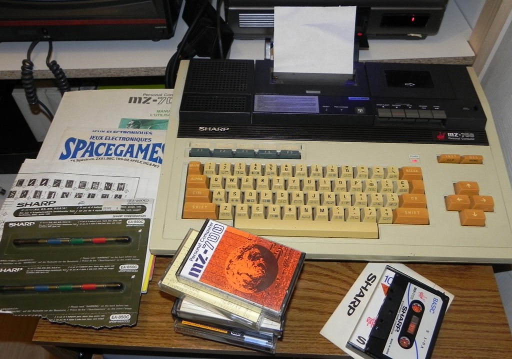 Merci à Denise (08) pour son Sharp MZ-700, documentation, SpaceGames et cassettes