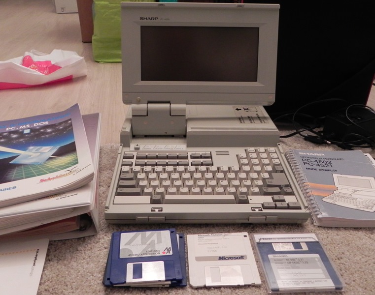 Merci à Reine (56) pour son portable SHARP PC-4502, sa sacoche, son imprimante, ses manuels et ses logiciels (Multiplan, Textomat...)