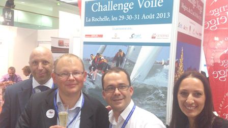 Echanges autour d'un verre sur le stand du Challenge voile avec des membres de l'équipage Pacioli 2012 et de l'équipe IFEC (de gauche à droite : Claude RAMEIX, Benoît RIVIERE, Brice SIMON, Sandrine COHEN-SOLAL) Echanges autour d'un verre sur le stand du Challenge voile avec des membres de l'équipage Pacioli 2012 et de l'équipe IFEC (de gauche à droite : Claude RAMEIX, Benoît RIVIERE, Brice SIMON, Sandrine COHEN-SOLAL)