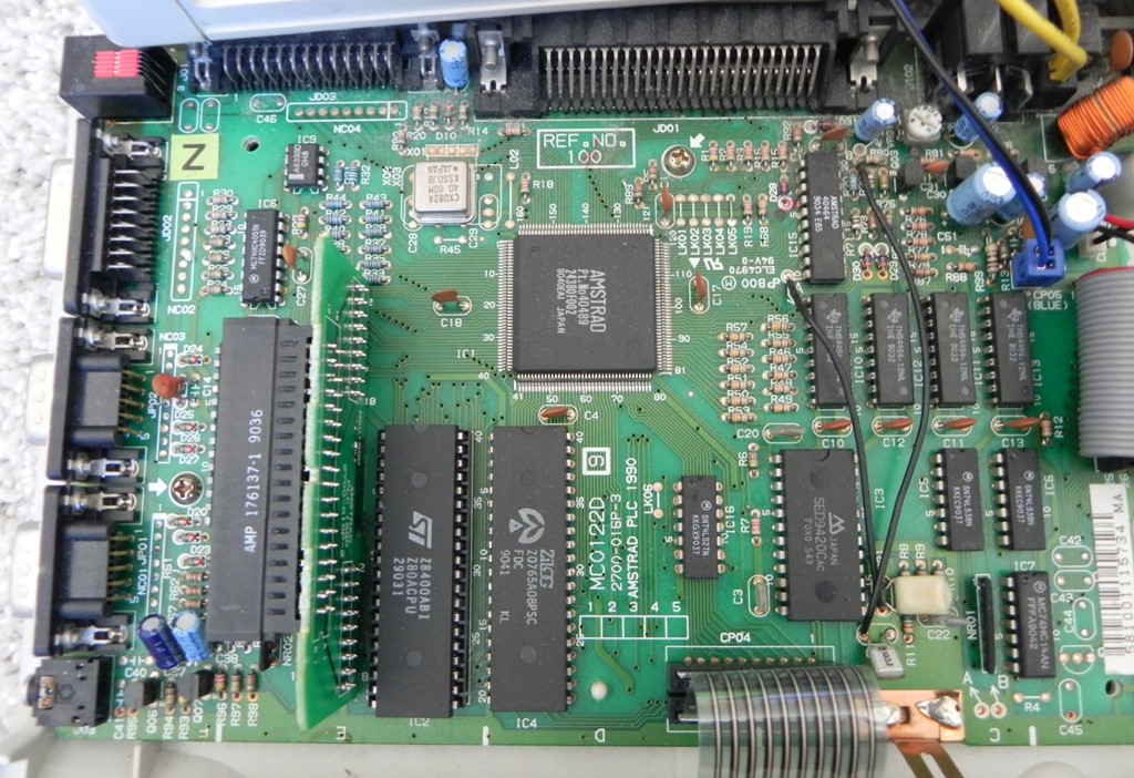 La carte mère du CPC 6128+ : un format compact comparé au 6128 première génération ; à gauche du micro-processeur Z80A, on remarque le port cartouche
