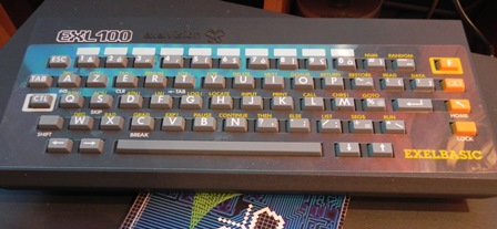 L'EXL100 offre un clavier sans fil, révolutionnaire pour l'époque mais à la frappe inconfortable