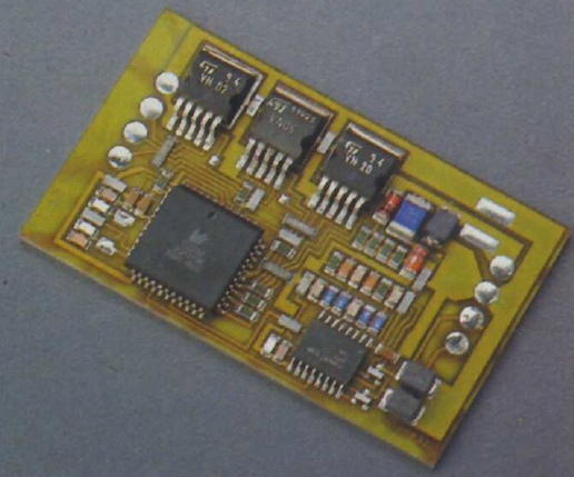 Ce module électronique, développé par PSA, gère les échanges d'informations provenant des différents capteurs